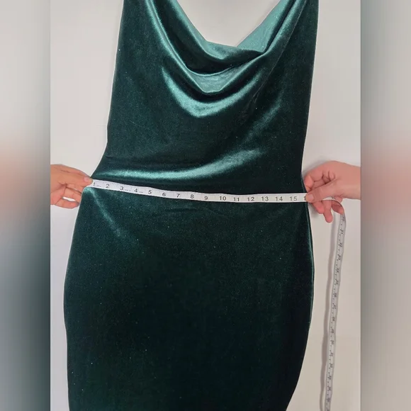 Elegant Green Velvet Dress - Picture 6 of 7